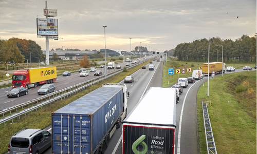 Foto van weg A58 met auto's  en vrachtverkeer
