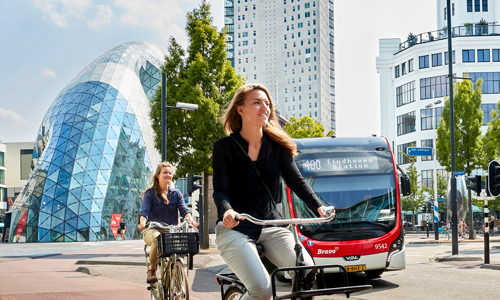 Foto van 2 dames op fiets in centrum Eindhoven.png
