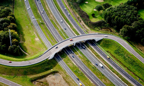 Foto bovenaanzicht snelwegen in groen landschap bij Eindhoven.jpg