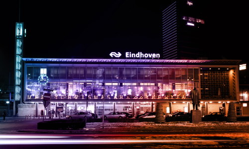 Foto van station Eindhoven bij avond