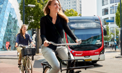 Foto twee fietsen en bus in centrum Eindhoven.png