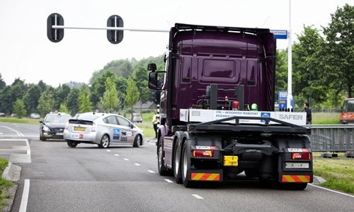 Foto van vrachtwagen en auto's op de weg bij verkeerslichten die afwijkend rijgedrag vertonen.jpg