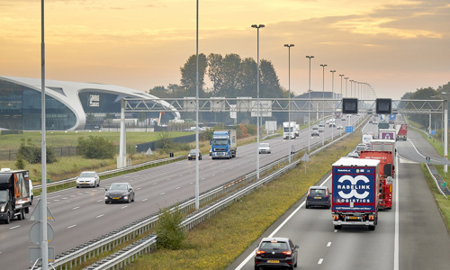 Foto snelweg met auto's en vrachtverkeer