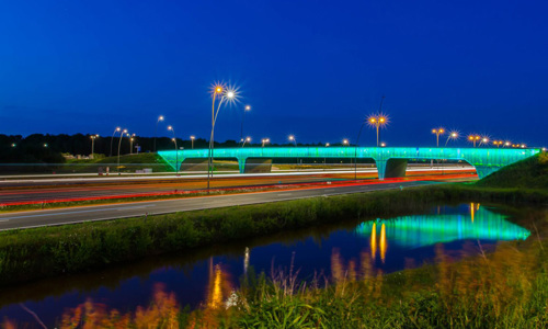 Foto verlicht viaduct