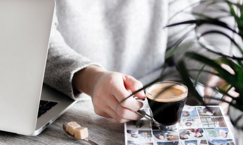 Foto vrouw met koffiekopje