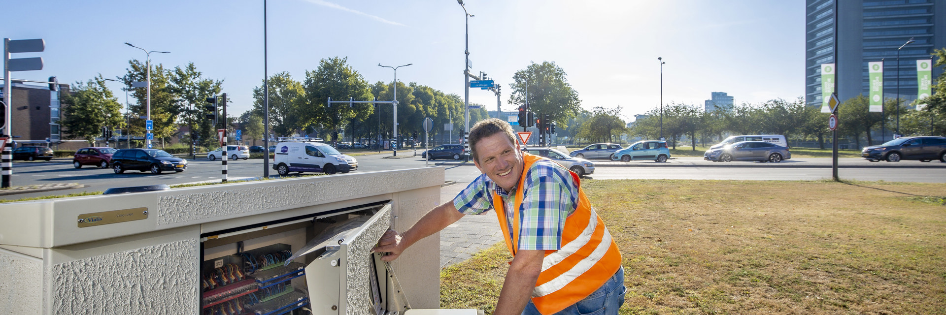 Foto lachende man voor kastje iVRI Den Bosch