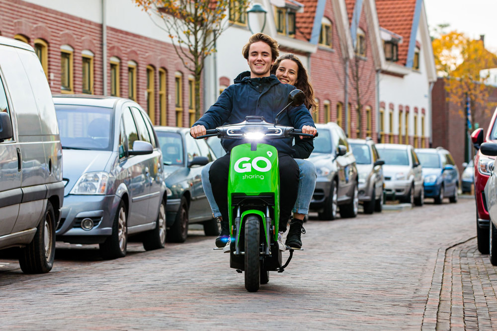 Foto jongen en meisje op scooter van Go Sharing in Eindhoven