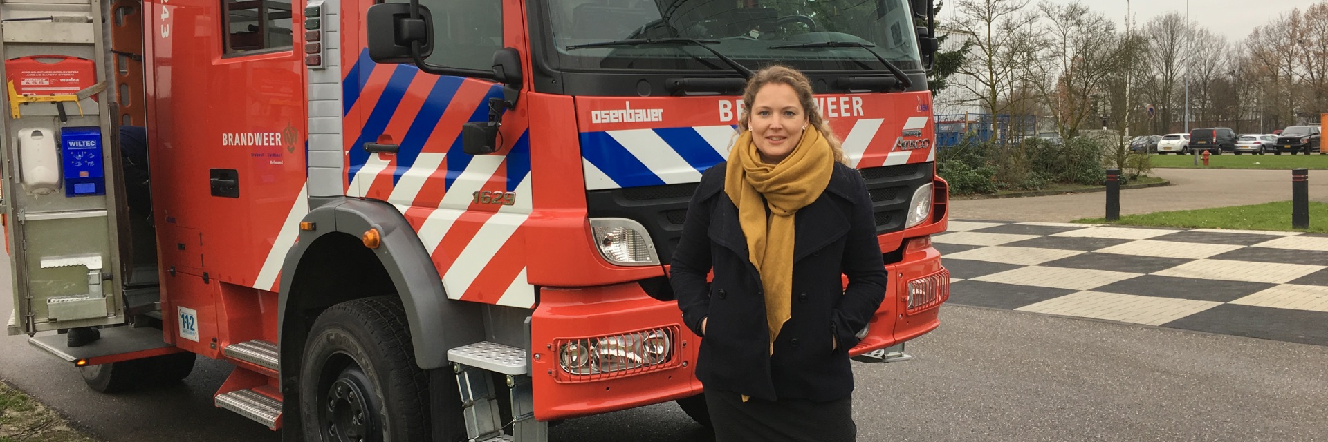 Foto van Tamara Goldsteen voor een brandweerauto op de Automotive campus in Helmond