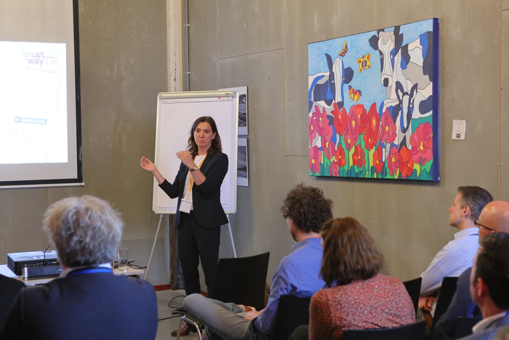 Foto van Presentatie door Suzanne Van Lieshout op de Dag Van De Slimme Logistiek. Foto van P Tonjes