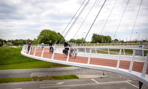 Foto van fietsers op een fietsbrug in Eindhoven