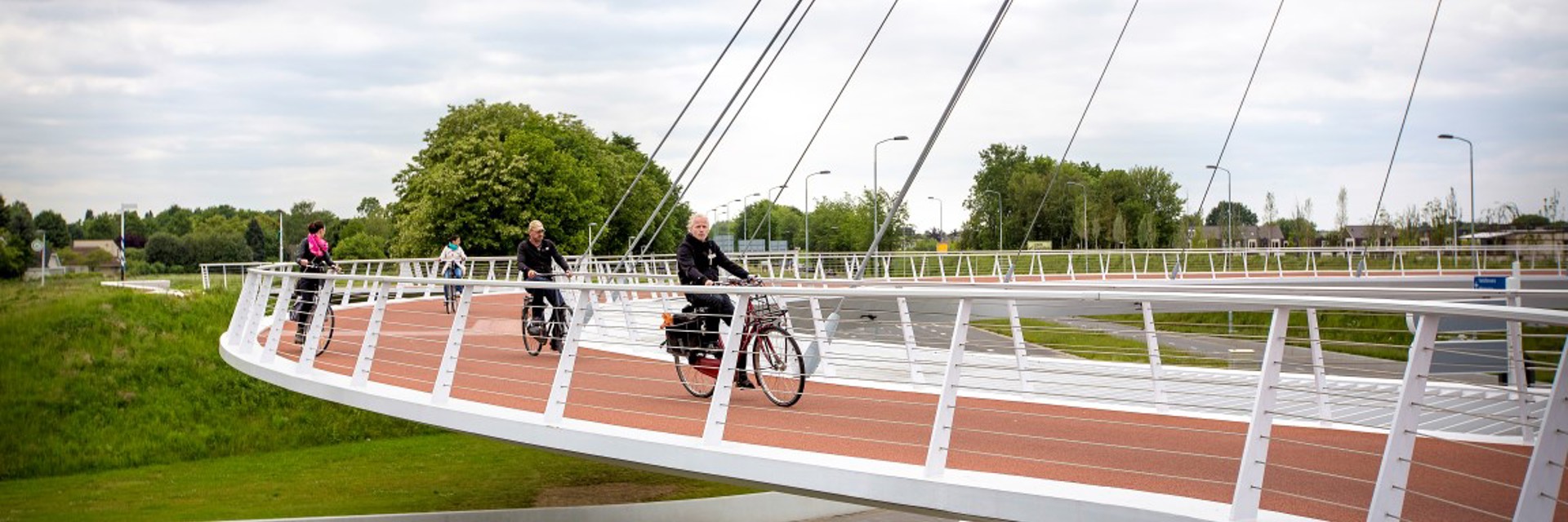 Foto van fietsers op een fietsbrug in Eindhoven