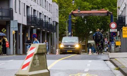 Foto van verkeer in de binnenstad van Den Bosch