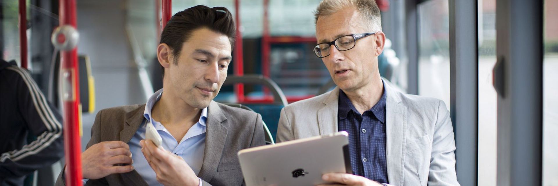 Reizigers In Bus Met Laptop En Smartphone