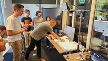 Plaatsing van een voertuig op de maquette om een verkeersscenario te visualiseren.